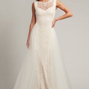 Timeless Lace Elegance – Light, Romantic Wedding Gown